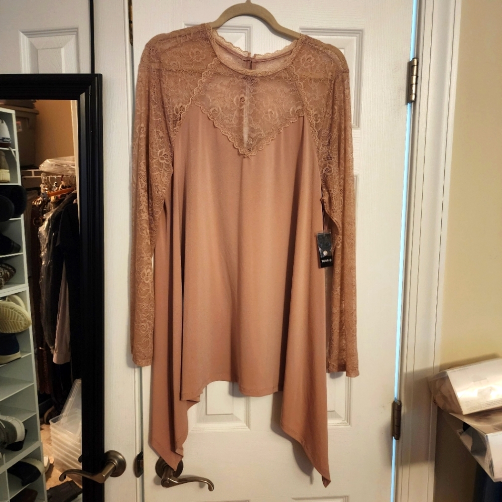 Nwt 18W-20W torrid Fawn crepe lace ls sharkbite top